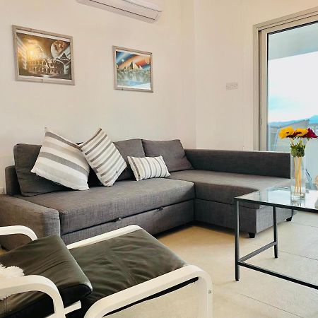 Panoramic Seaside Getaway, 2-Br Penthouse Apartment Larnaca Luaran gambar