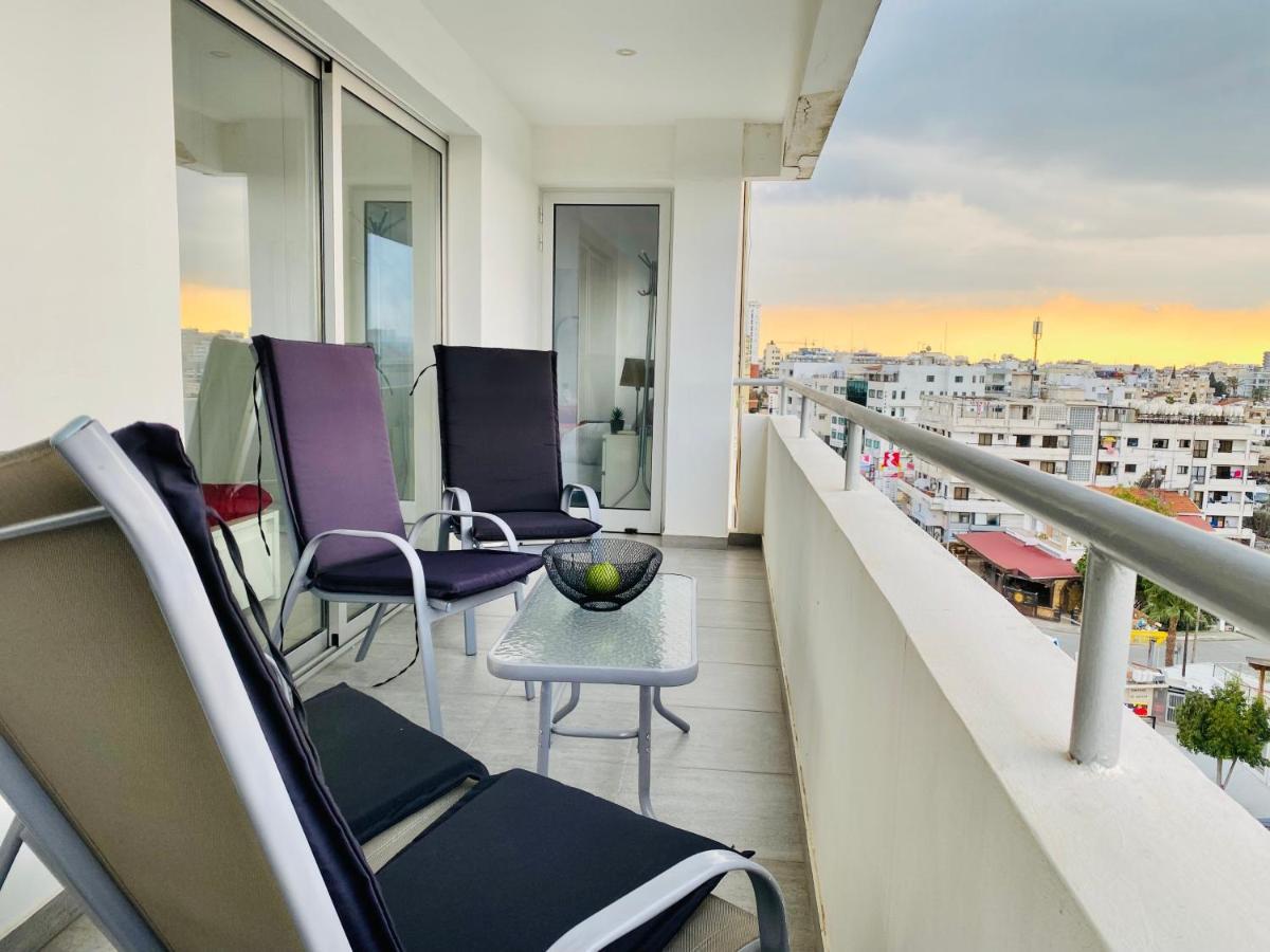 Panoramic Seaside Getaway, 2-Br Penthouse Apartment Larnaca Luaran gambar