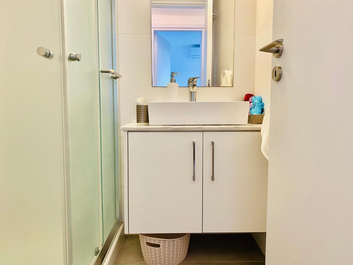 Panoramic Seaside Getaway, 2-Br Penthouse Apartment Larnaca Luaran gambar