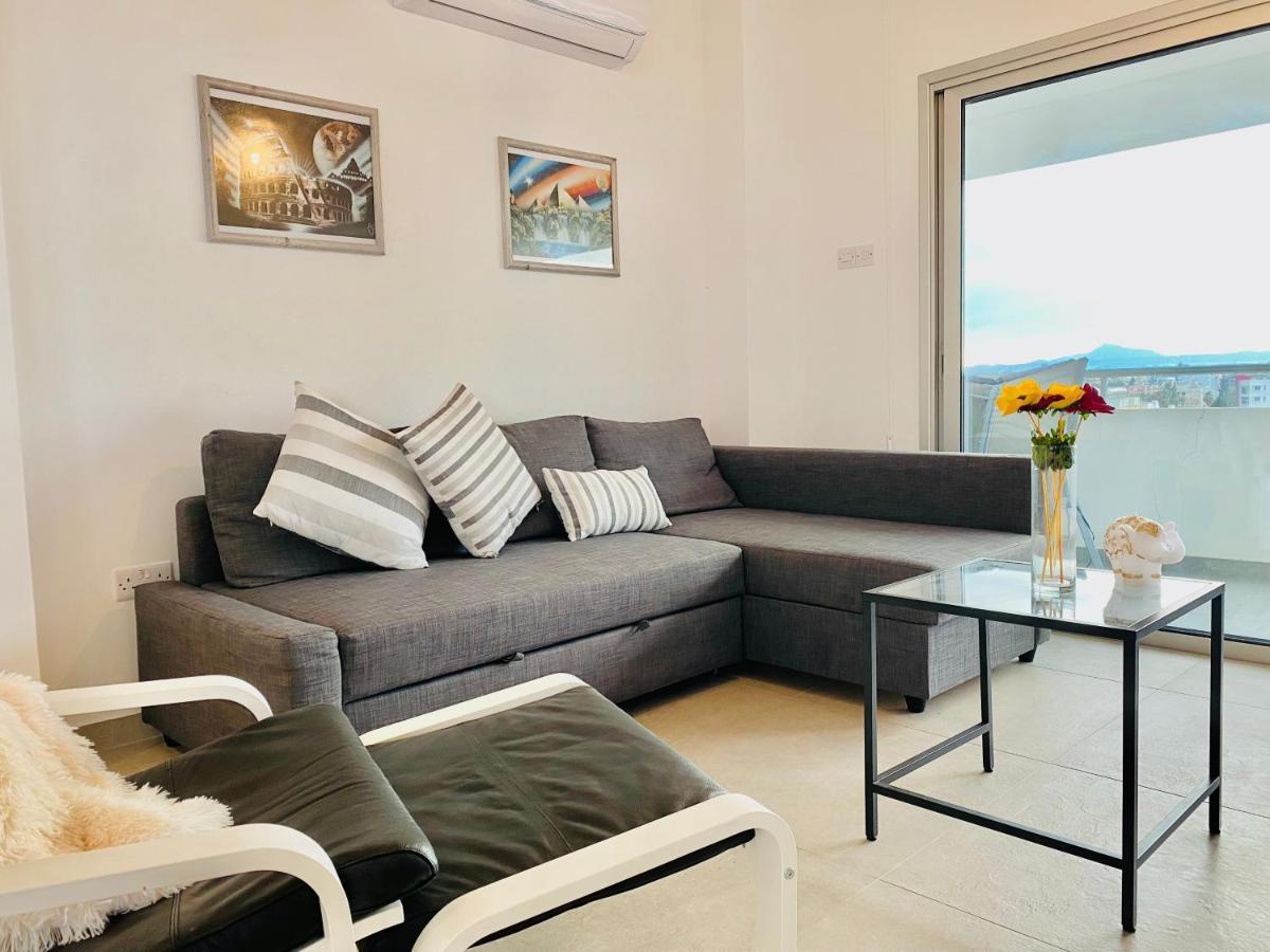 Panoramic Seaside Getaway, 2-Br Penthouse Apartment Larnaca Luaran gambar