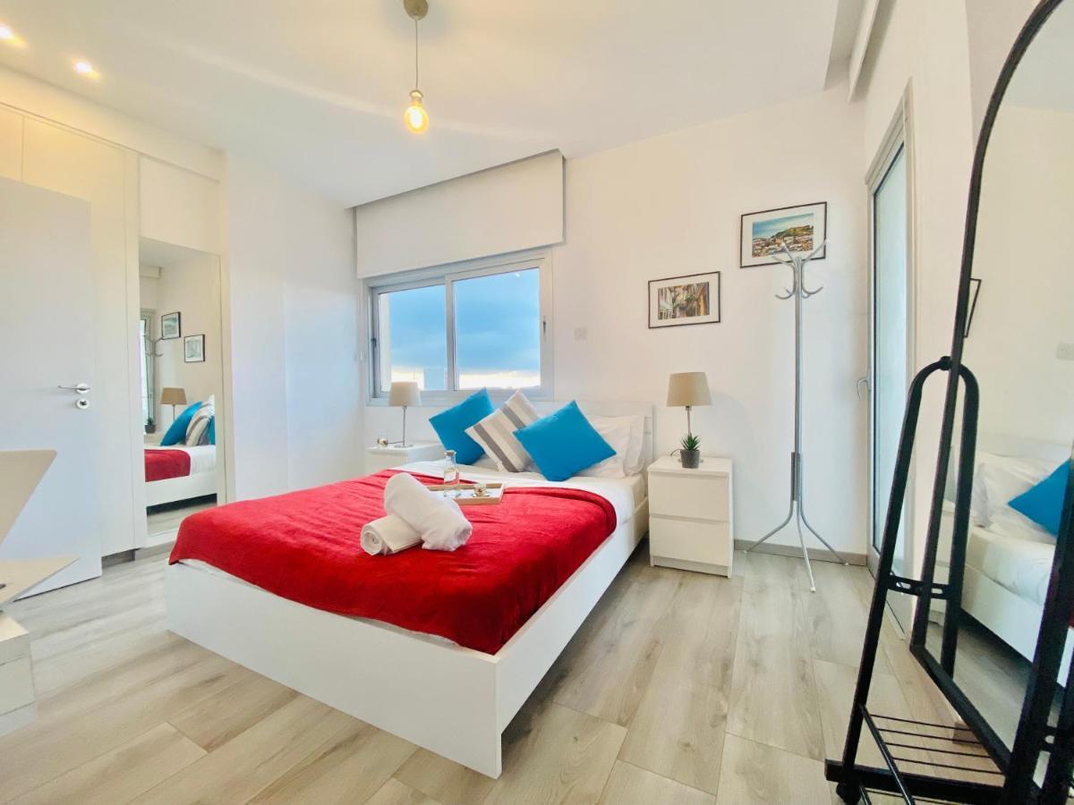 Panoramic Seaside Getaway, 2-Br Penthouse Apartment Larnaca Luaran gambar