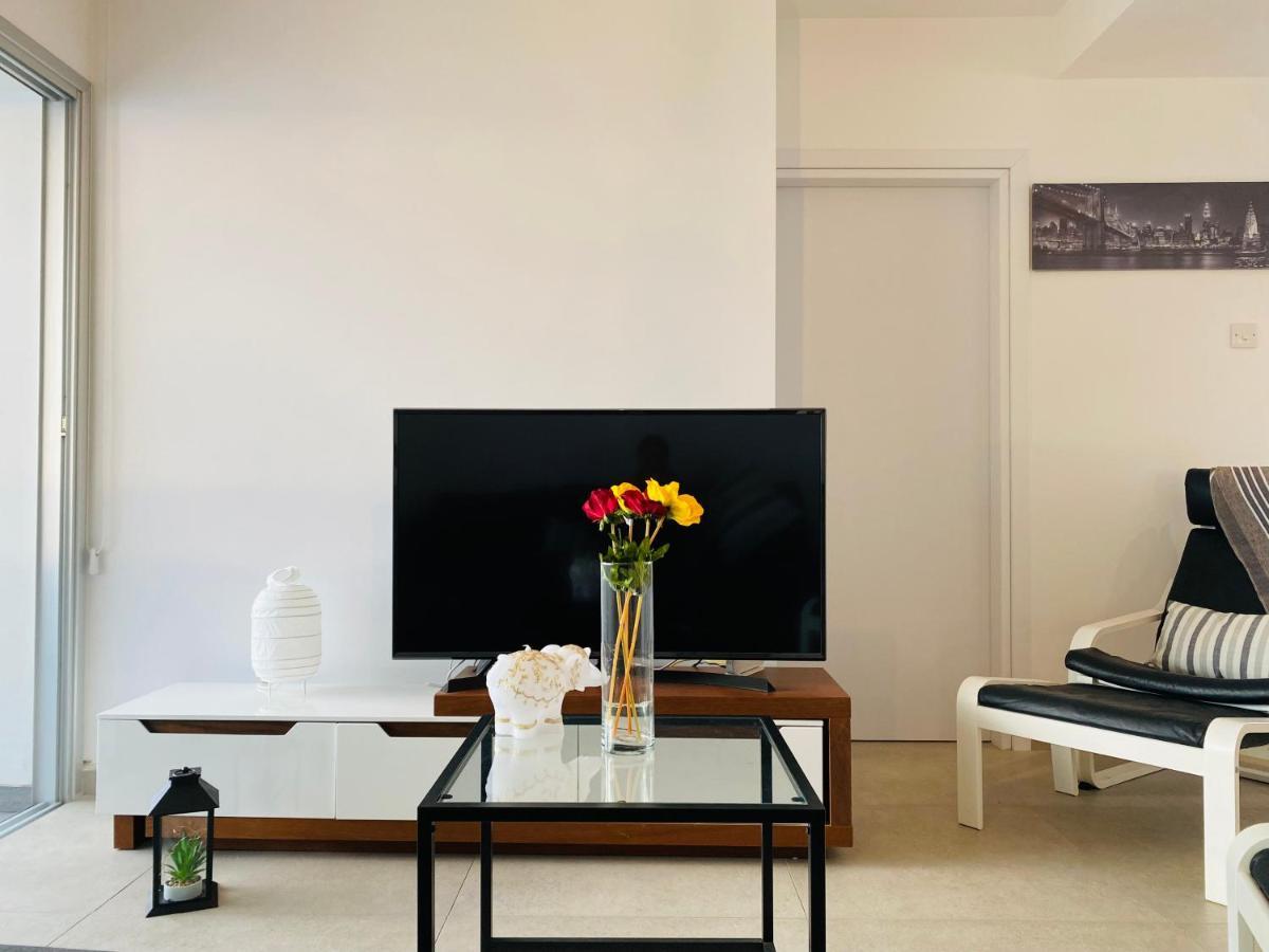 Panoramic Seaside Getaway, 2-Br Penthouse Apartment Larnaca Luaran gambar