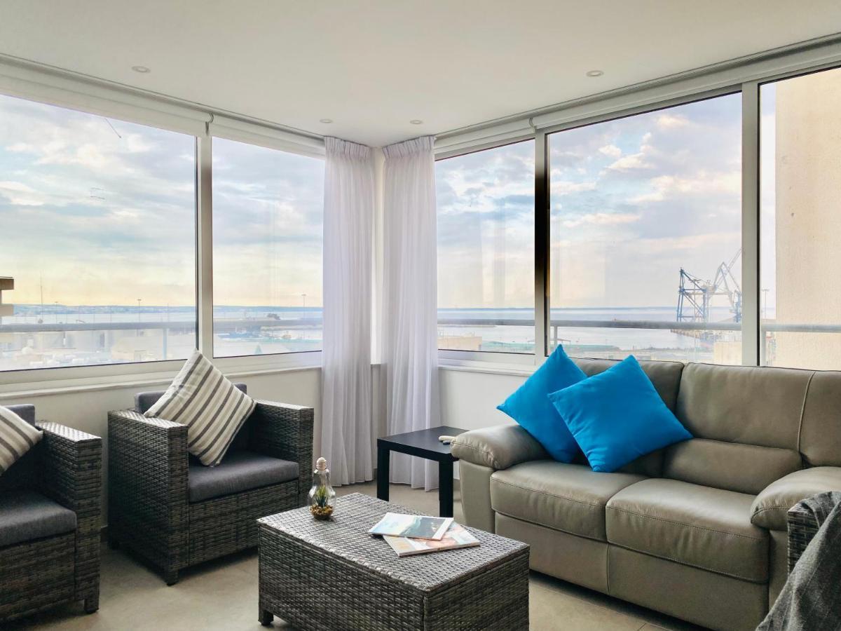 Panoramic Seaside Getaway, 2-Br Penthouse Apartment Larnaca Luaran gambar