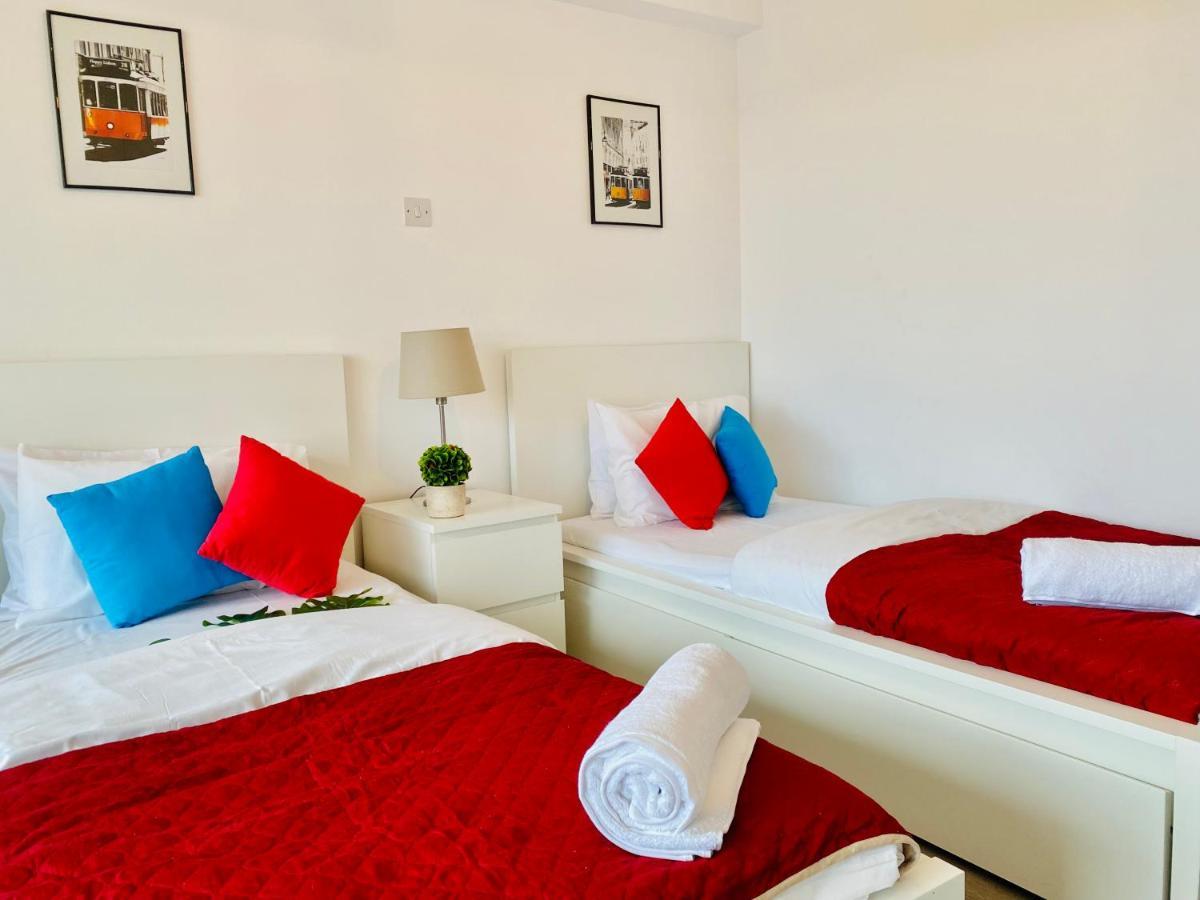 Panoramic Seaside Getaway, 2-Br Penthouse Apartment Larnaca Luaran gambar