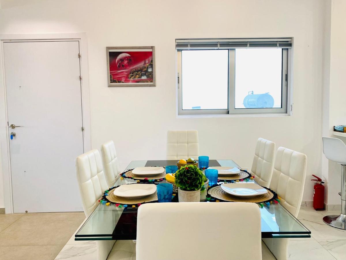 Panoramic Seaside Getaway, 2-Br Penthouse Apartment Larnaca Luaran gambar