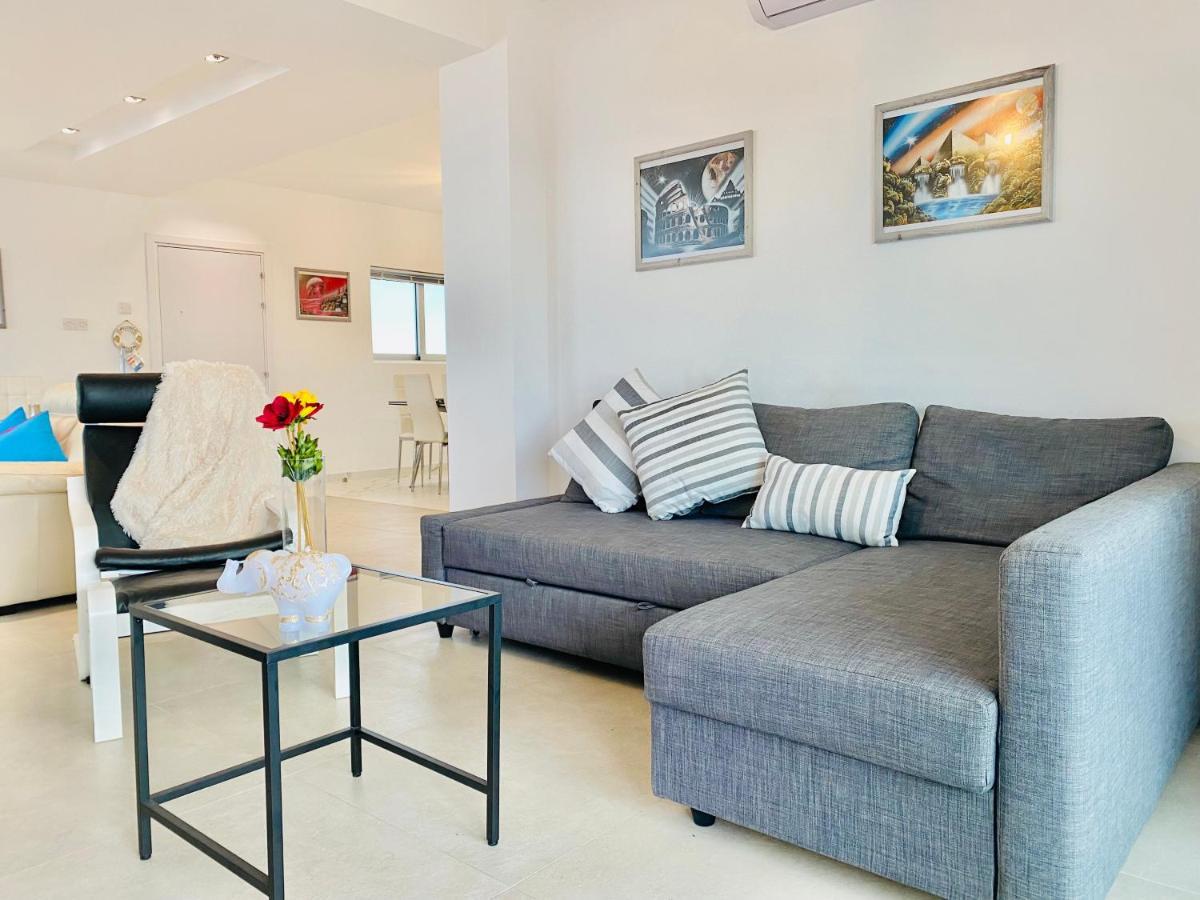 Panoramic Seaside Getaway, 2-Br Penthouse Apartment Larnaca Luaran gambar