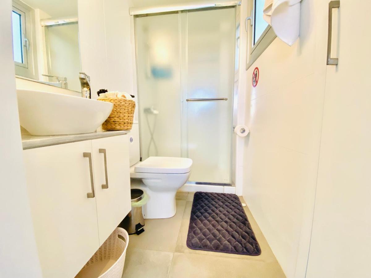 Panoramic Seaside Getaway, 2-Br Penthouse Apartment Larnaca Luaran gambar