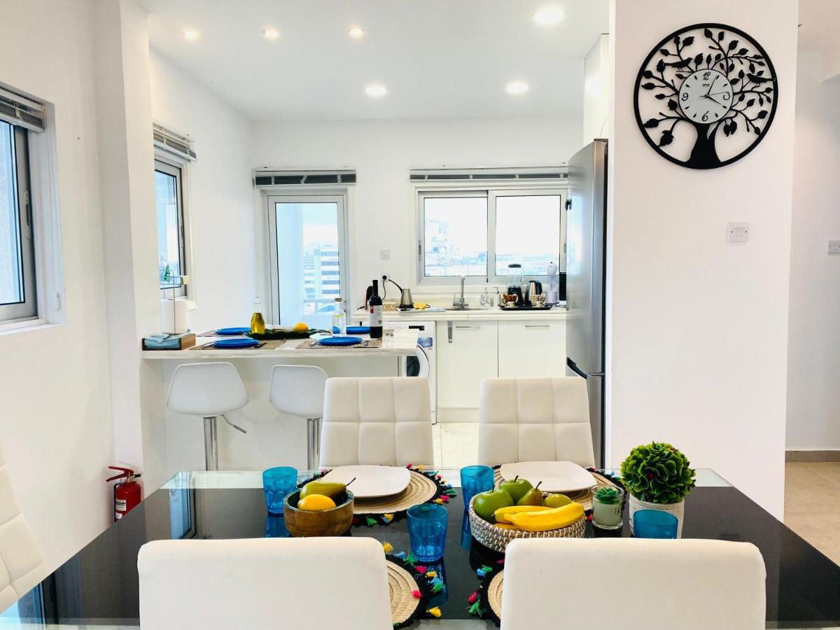 Panoramic Seaside Getaway, 2-Br Penthouse Apartment Larnaca Luaran gambar